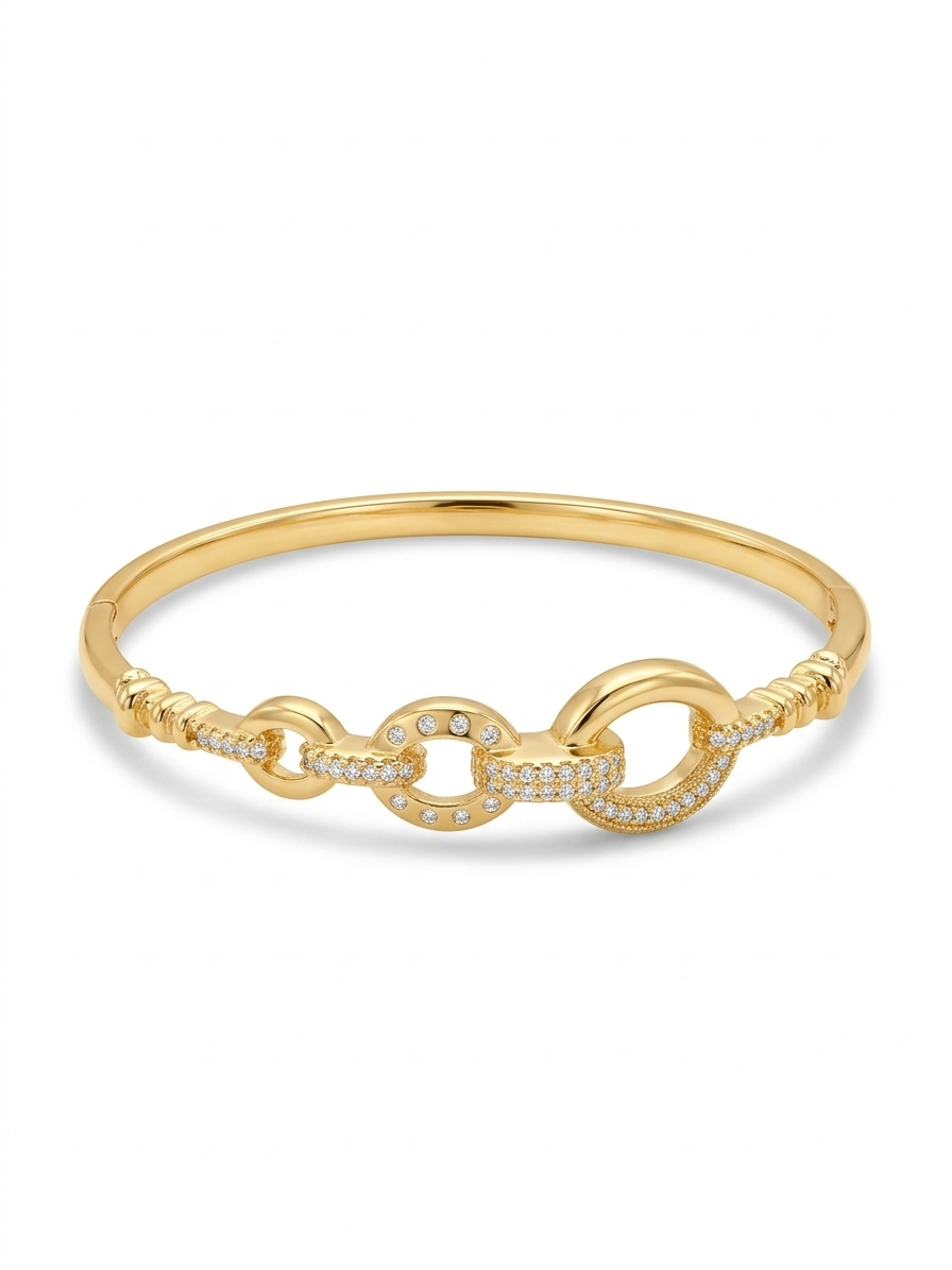 Anti-tarnish 18K gold-plated eternal link bangle.