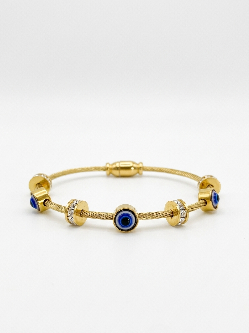 Anti-tarnish 18K gold-plated evil eye cable bangle.