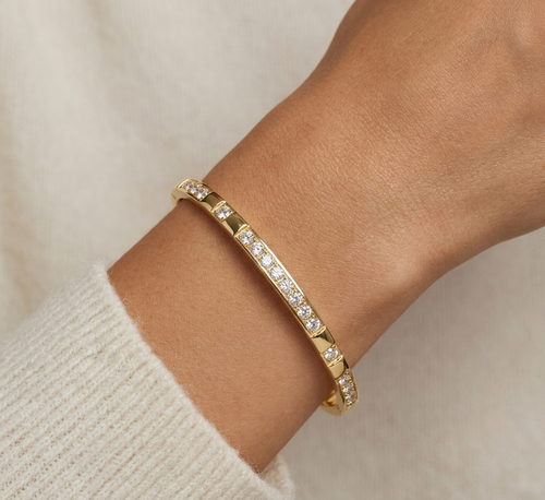 Model wearing Anti-tarnish 18K gold-plated crystal embedded segmented bangle.