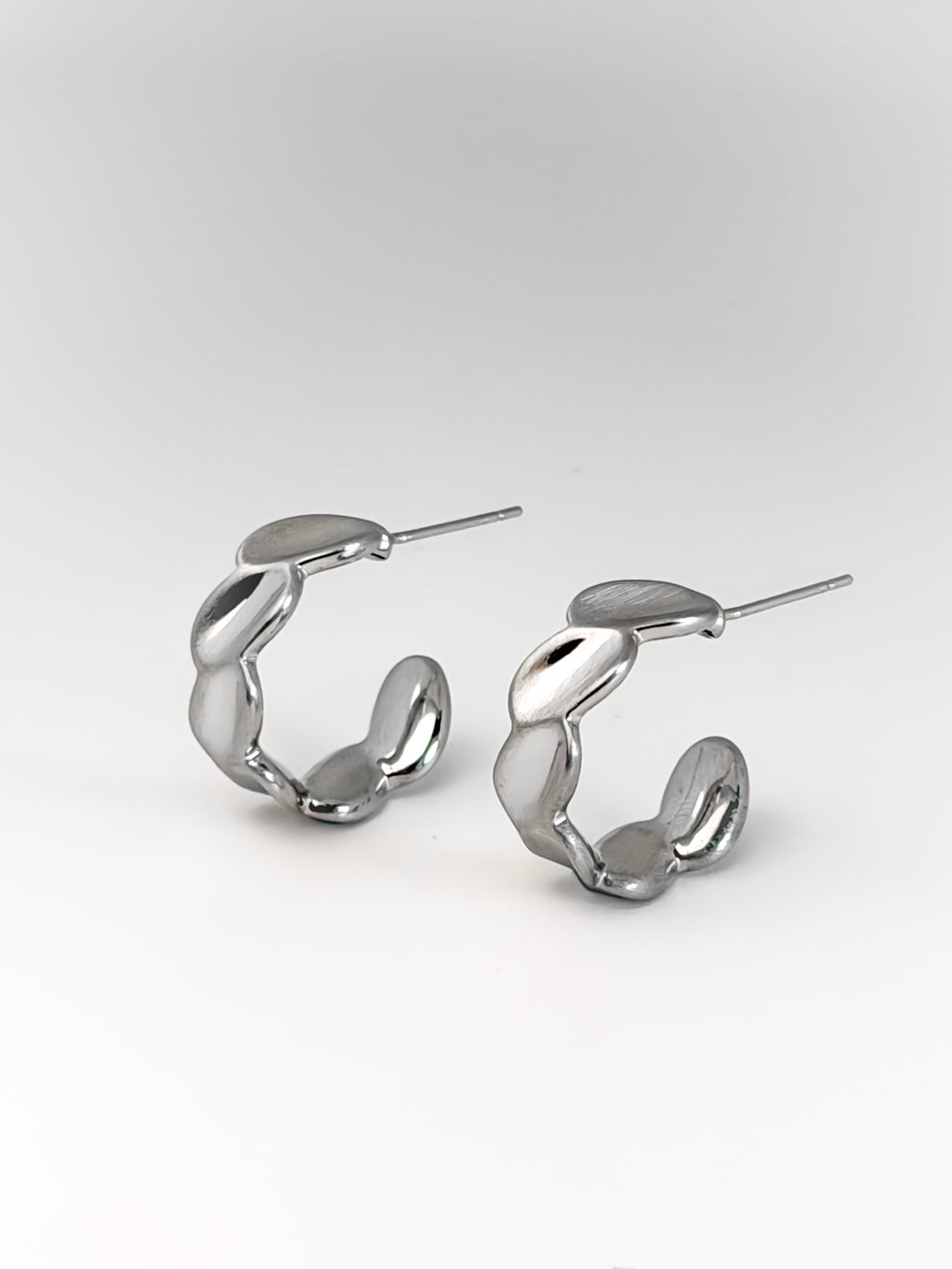  Pear-shaped drop earrings.