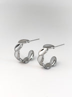  Pear-shaped drop earrings.