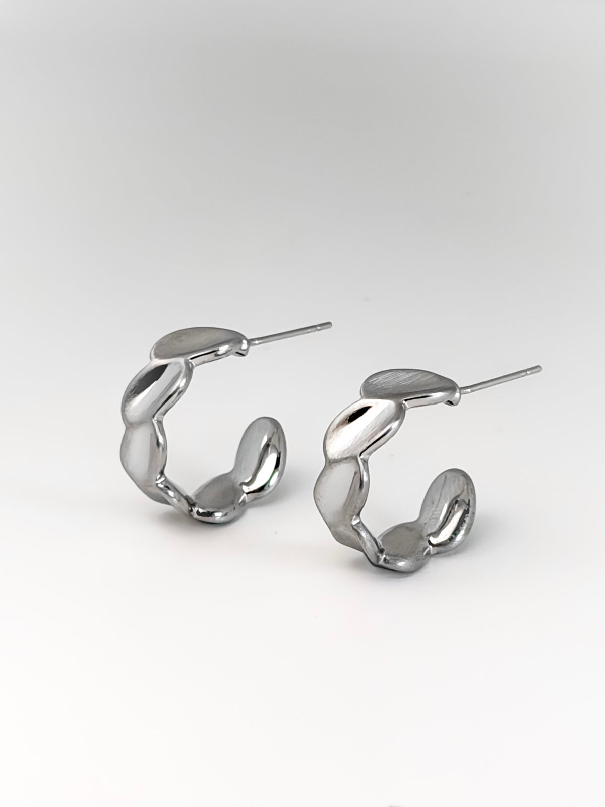  Pear-shaped drop earrings.